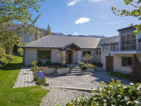 Lakes Retreat - Queenstown Holiday Home